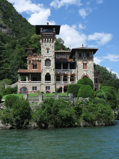 Nel cuore di una delle aree più ricche e popolate d’Italia i laghi prealpini attraggono turisti da ogni parte.