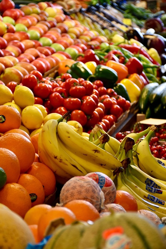 Le società che producono cibo, bevande, detersivi, e tutte quelle cose che ci servono nella vita quotidiana e a cui difficilmente possiamo rinunciare se abbiamo problemi di bilancio famigliare sono meno soggette al rischio di essere penalizzate in caso di crisi economica.