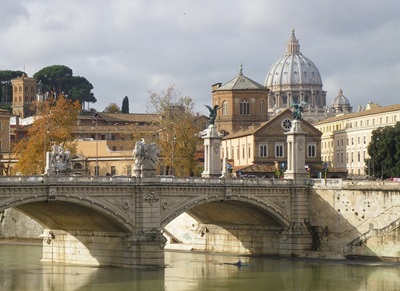 Il 2025 è anno giubilare e al normale flusso di turisti si aggiungeranno anche i pellegrini. Nel 2000 i pellegrini furono tra i 24,5 e i 32 milioni.