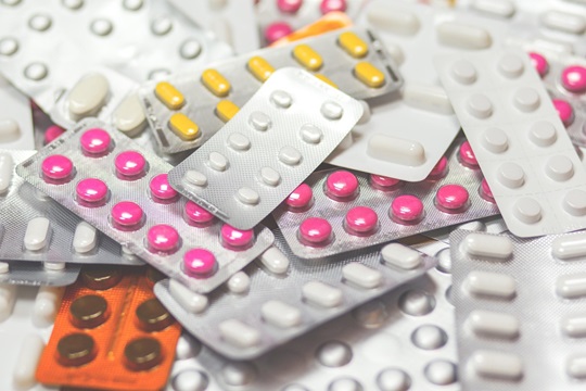 Trump lato ha deciso che il settore farmaceutico non sfuggirà ai dazi e ha promesso di tagliare i prezzi dei farmaci.