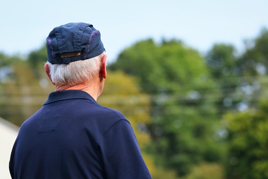 Con la progressiva entrata di tutti i baby boomer nella cosiddetta terza età e i giovani che emigrano sempre di più la popolazione italiana è sulla via dell’invecchiamento. Questo ha conseguenze (non positive) anche sulle prospettive del mercato immobiliare.
