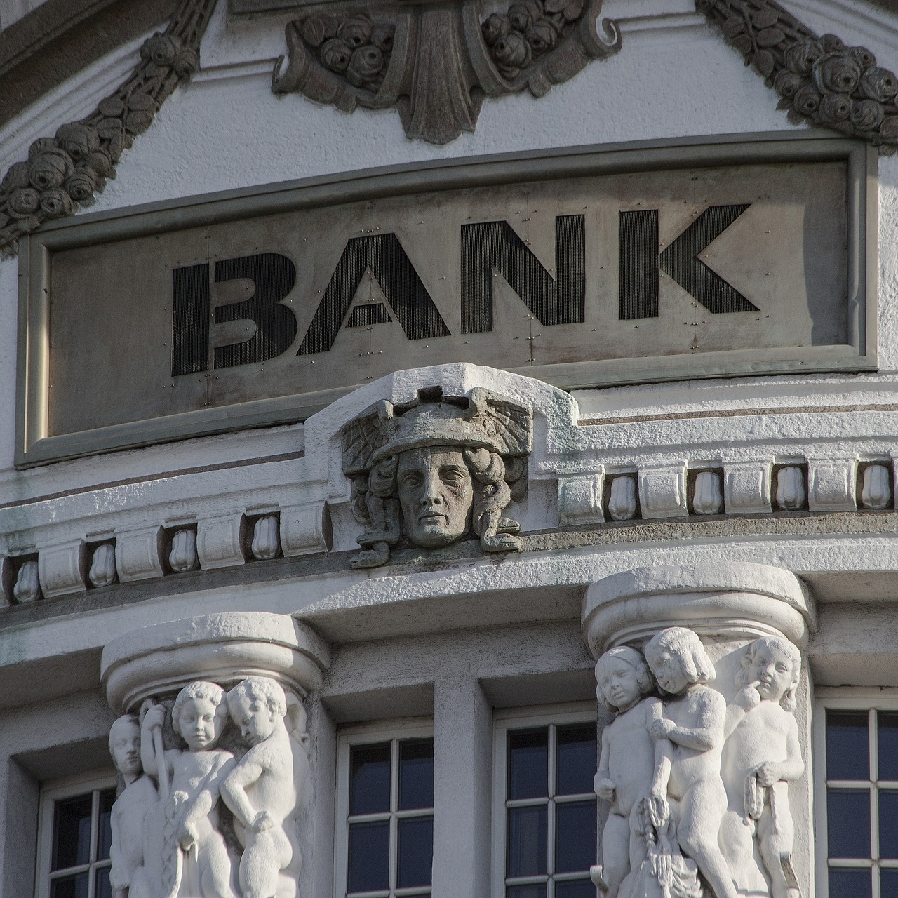 La mossa di Unicredit su Commerzbank ha fatto (ri)partire le speculazioni sulle fusioni tra banche. 