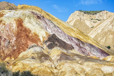 Le terre rare sono sono 17 elementi chimici relativamente abbondanti sulla terra, ma che sono difficili da estrarre e isolare in forma pura.