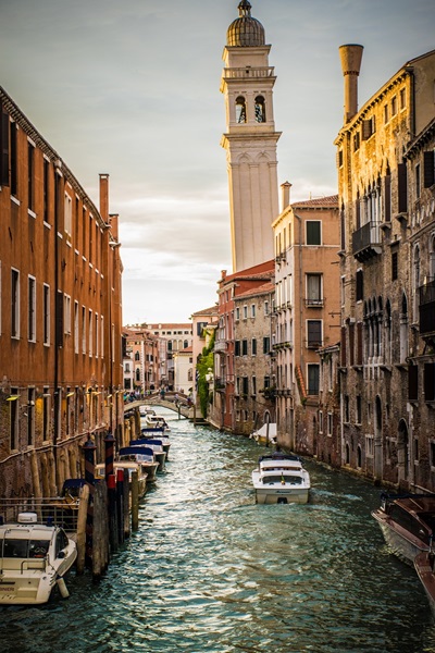Da che è in funzione il MOSE i fenomeni di "acqua alta" a Venezia sono un problema meno rilevante che in passato.
